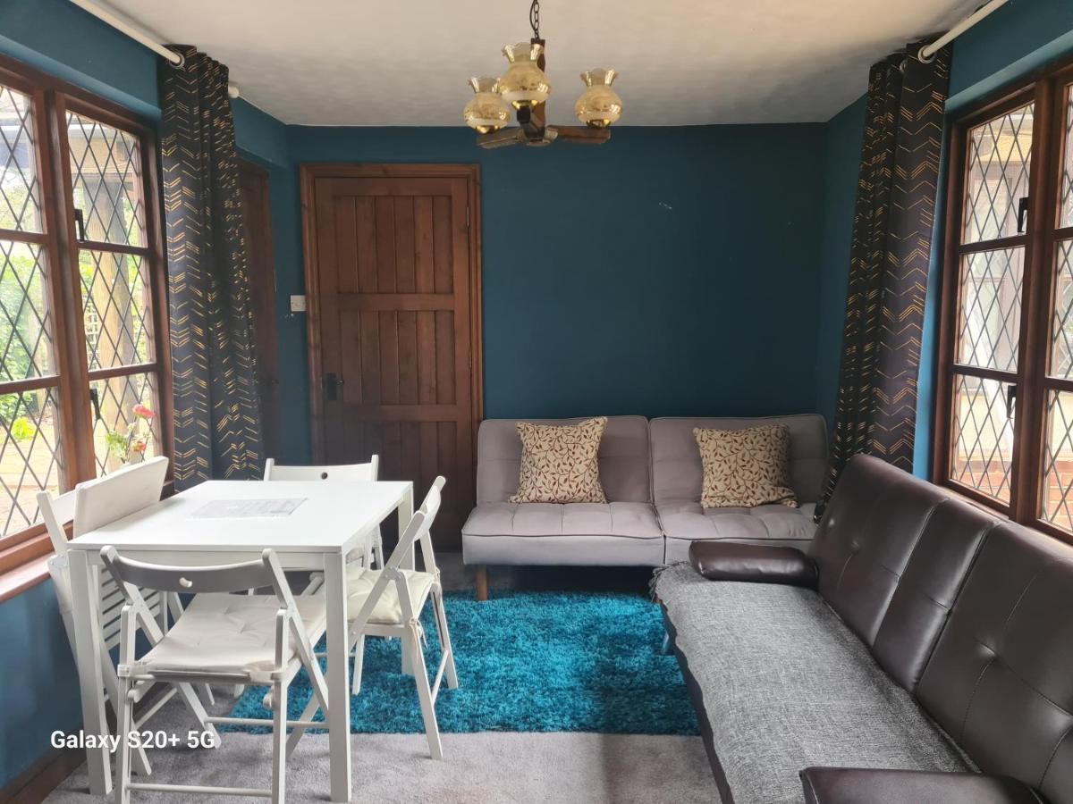 The Reading Whole Apartment With Private Lake And Gardens 외부 사진